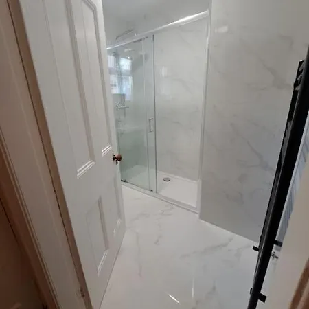 One Bed Terenure Village 15min To Centre Апартаменты *